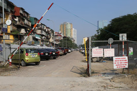 Ảnh: Bãi đỗ xe thông minh 'đắp chiếu', biến thành nơi trông xe truyền thống tại Hà Nội