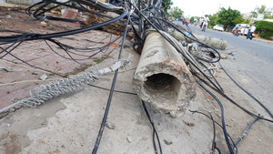 Truy tìm tài xế lái ô tô Lexus tông trụ điện gãy thành 3 đoạn ở Cà Mau