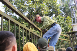 Ảnh: CĐV trèo rào VFF đòi mua vé trận bán kết Việt Nam vs Philippines