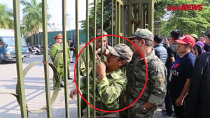 Video: CĐV quá khích chui cửa sắt vào VFF đòi mua vé trận Việt Nam vs Philippines