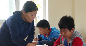 Cô giáo ép cả lớp tát bạn 231 cái phải nhập viện vì stress