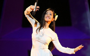 Bác sĩ yêu cầu phải ngừng hát một thời gian, Hồng Nhung vẫn 'trốn' viện ra Hà Nội biểu diễn