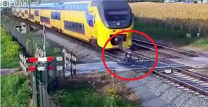 Clip: Băng qua đường ray kiểu 'thách thức tử thần', suýt bị tàu hỏa nghiền nát