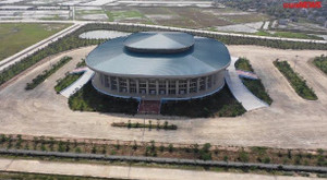 Video: Nhà thi đấu hơn 1.000 tỷ đồng của Hà Nam nằm chơ vơ giữa cánh đồng, hoạt động cầm chừng