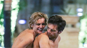 Sao ‘Captain America’ gây tranh cãi vì khỏa thân lái xe trên đường phố