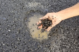 Mặt đường cao tốc Đà Nẵng – Quảng Ngãi lại tiếp diễn ‘điệp khúc’ ổ gà