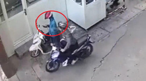 Clip: Cướp giật điện thoại nhanh như chớp, cô gái bất lực đuổi theo