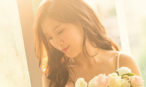 Hoa hậu Phí Thùy Linh diện váy ngủ gợi cảm đón tuổi 30