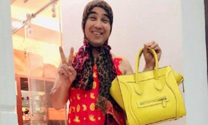 Quyền Linh mặc váy, quàng khăn làm mẫu cho con gái chụp ảnh