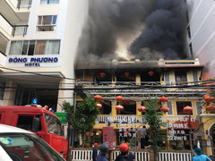 Nhà hàng ở Nha Trang cháy dữ dội, hàng chục thực khách Trung Quốc tháo chạy