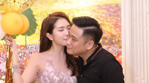 Vợ Minh Tiệp lái xe, tình tứ hôn má chồng khi đi sự kiện