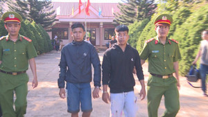 2 thiếu niên rượt đuổi, đánh chết người trên phố