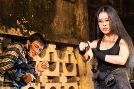 Hoa Trần - vợ kém 18 tuổi của Việt Hoàn chạy xe phân khối lớn, đánh đấm cực 'ngầu'