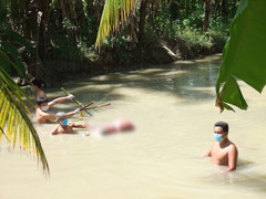 Thi thể người phụ nữ bị trói hai chân dưới mương nước ở Trà Vinh