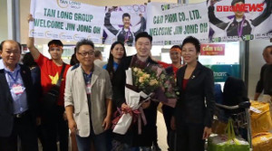 Video: Hàng trăm người chờ ở sân bay đón xạ thủ Hàn Quốc 4 lần vô địch Olympic