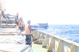 Vượt sóng to, gió lớn cứu 6 ngư dân lênh đênh trên biển