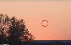 'UFO hình điếu xì gà' lơ lửng trên bầu trời Mỹ
