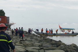 Tàu chở dầu đâm vào chân cầu cảng Đà Nẵng