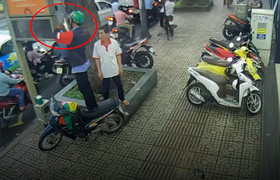 Thanh niên thản nhiên trộm thiết bị giao thông công cộng ở TP.HCM