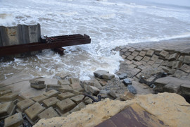 Ảnh: Kè cứng dang dở, sóng lớn đánh tan nát bờ biển xã đảo ở Quảng Nam