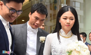 Á hậu Thanh Tú nắm chặt tay chồng CEO trong lễ đón dâu