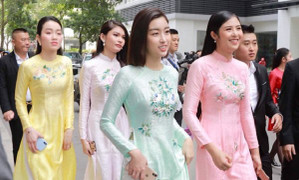 Dàn xe sang, phù dâu xinh đẹp trong lễ rước dâu Á hậu Thanh Tú