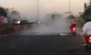 Clip: Hiện trường lật xe tải chở 30 tấn axit, khói bốc nghi ngút ở Bình Thuận