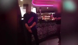 Xôn xao clip bóc mẽ nam nhân viên quay lén khách nữ đi vệ sinh suốt 26 phút