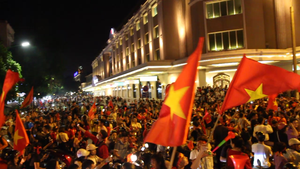 Video: CĐV 'đi bão' sau chiến thắng của Việt Nam, đường phố Hà Nội tắc cứng