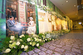 Nghi lễ đám cưới của Á hậu Thanh Tú chỉ diễn ra trong 30 phút, sau đó màn hình chiếu AFF Cup