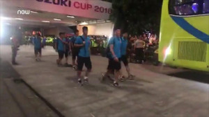 Clip: CĐV cuồng nhiệt reo hò đón đội tuyển Việt Nam ra xe về khách sạn