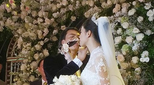 Á hậu Thanh Tú hôn bạn trai CEO trong lễ cưới lãng mạn