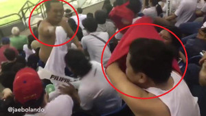 Clip gây sốt: CĐV Việt Nam, CĐV Philippines đổi áo cho nhau giữa trận bán kết