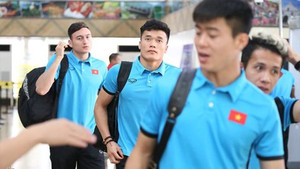 Video: Thầy trò HLV Park được chào đón như người hùng ngày trở về