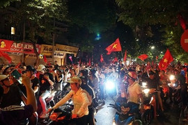 Việt Nam 2-1 Philipinnes: Người hâm mộ nô nức xuống đường ăn mừng chiến thắng