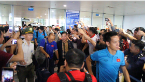 Video: ĐT Việt Nam về nước trong vòng vây người hâm mộ