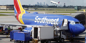 Nhân viên cười nhạo bé gái 5 tuổi có tên Abcde, hãng hàng không khốn đốn