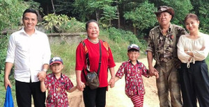 Sau chia sẻ ám chỉ chuyện chia tay, MC Nguyễn Hoàng Linh và hôn phu tay trong tay về quê ngoại