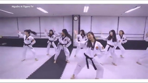 Dàn võ sinh cover BBoom BBoom theo phong cách Taekwondo ấn tượng