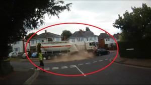 Video: Tài xế xe tải trả giá đắt khi quên kéo phanh tay khiến xe trôi dốc