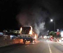 Xe tải bốc cháy ngùn ngụt giữa quốc lộ