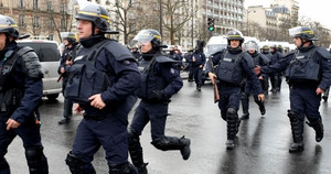 Video: Cử chỉ đẹp của cảnh sát Pháp xoa dịu những người biểu tình cực đoan