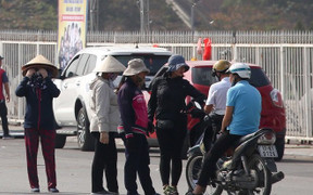 Video: Khan hàng, phe vé hét giá 4 - 7 triệu đồng/cặp trận Việt Nam vs Philippines