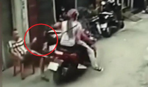 Clip: Thanh niên chở bạn gái vẫn ra tay giật điện thoại nhanh như chớp