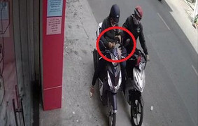 Clip: Ngồi cạy móng tay trên phố, cô gái vô tình lừa tên cướp 'vố đau'