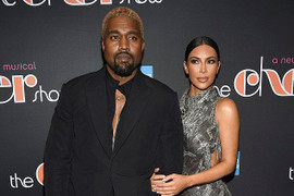 Kim ‘siêu vòng ba’ gặp sự cố trên thảm đỏ do mặc quá hở hang