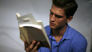 Thôi vùi đầu vào Facebook và lướt web, mỗi năm chúng ta có thể đọc 200 cuốn sách