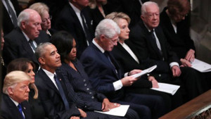 Khoảnh khắc gượng gạo giữa ông Trump và những người tiền nhiệm trong tang lễ cố Tổng thống Bush