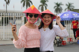 Ảnh: CĐV đến sớm cổ vũ tuyển Việt Nam đá bán kết lượt về AFF Cup 2018