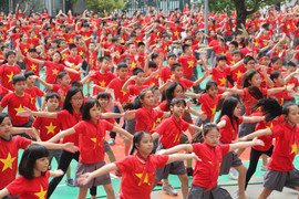 Video: Học sinh Hà Nội nhảy hết mình cổ vũ đội tuyển Việt Nam